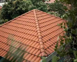 La toiture d'une maison a Pithiviers dans le Loiret, avec des tuiles oranges
